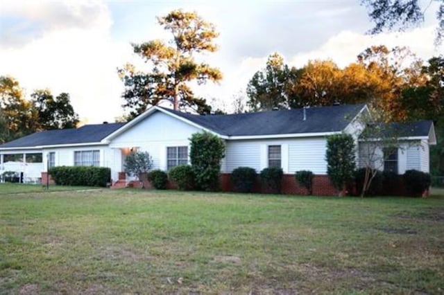 view of front of property with a front lawn