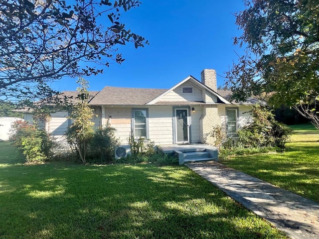 view of front of house featuring a front lawn