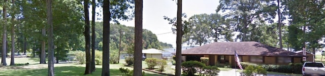 view of front of home with a front lawn