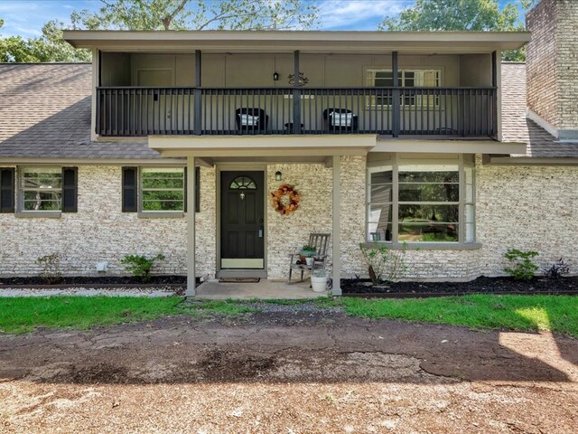 view of front of house with a balcony