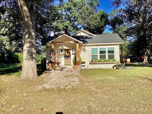 view of front of property featuring a front lawn