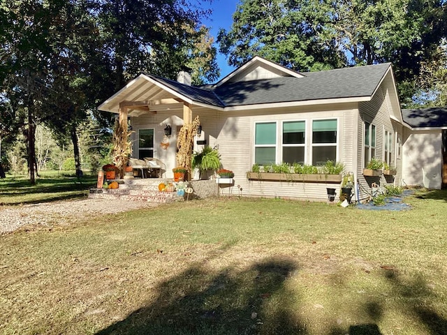 view of front of property featuring covered porch and a front lawn