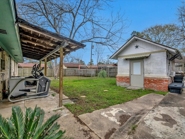 view of yard with an outdoor structure