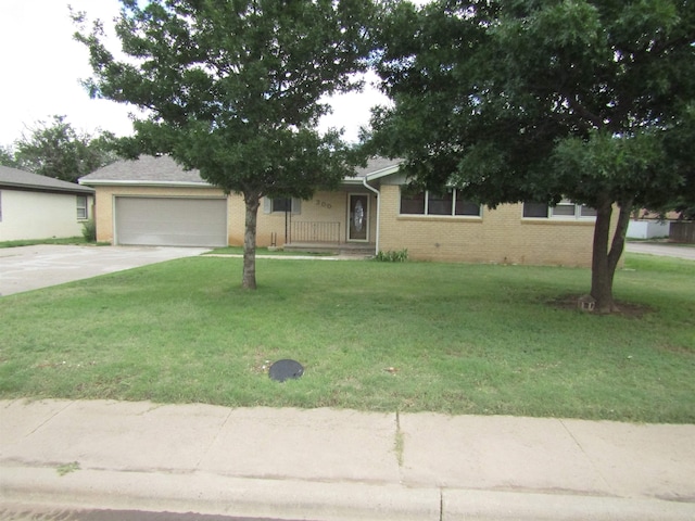 view of front of property featuring a front yard and a garage