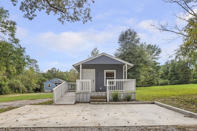 view of front facade featuring covered porch and a front lawn