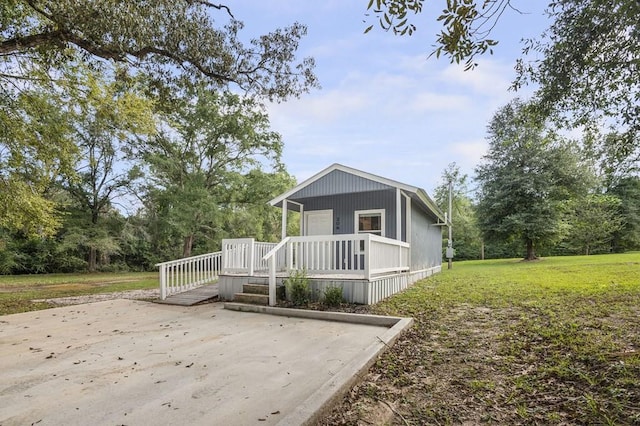 view of front of property featuring a front yard