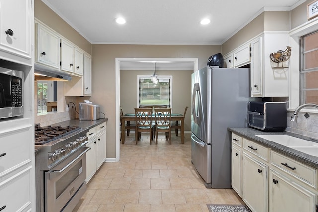 920 Richardson Dr, Jasper, TX 75951 - kitchen featuring appliances with stainless steel finishes, a sink, backsplash, dark countertops, and recessed lighting