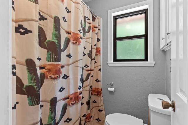 920 Richardson Dr, Jasper, TX 75951 - full bath with toilet, a shower with curtain, and a textured wall