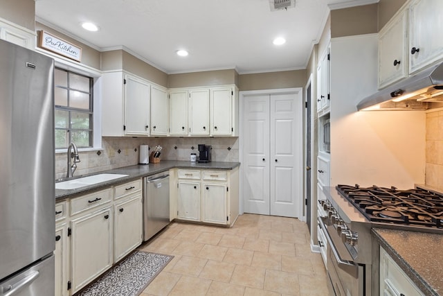 920 Richardson Dr, Jasper, TX 75951 - kitchen featuring stainless steel appliances, a sink, backsplash, crown molding, and recessed lighting