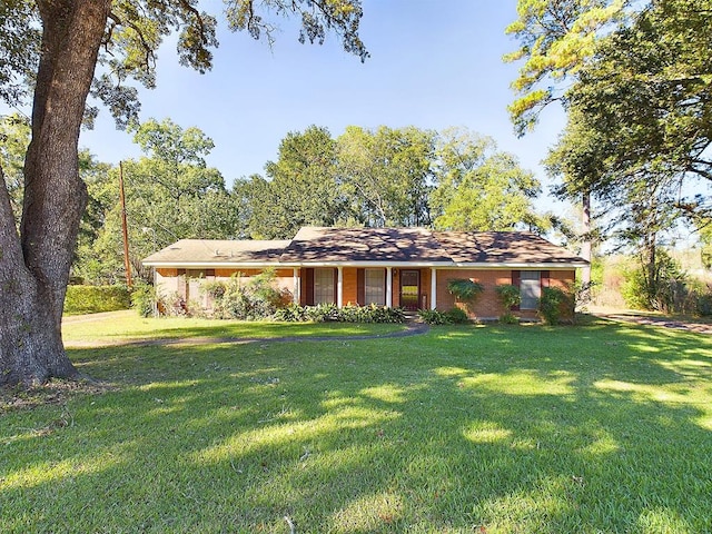 single story home featuring a front lawn