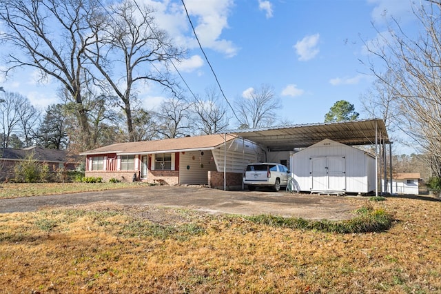 view of front of property featuring a storage shed