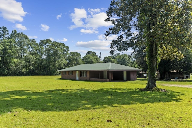 view of front facade with a front lawn