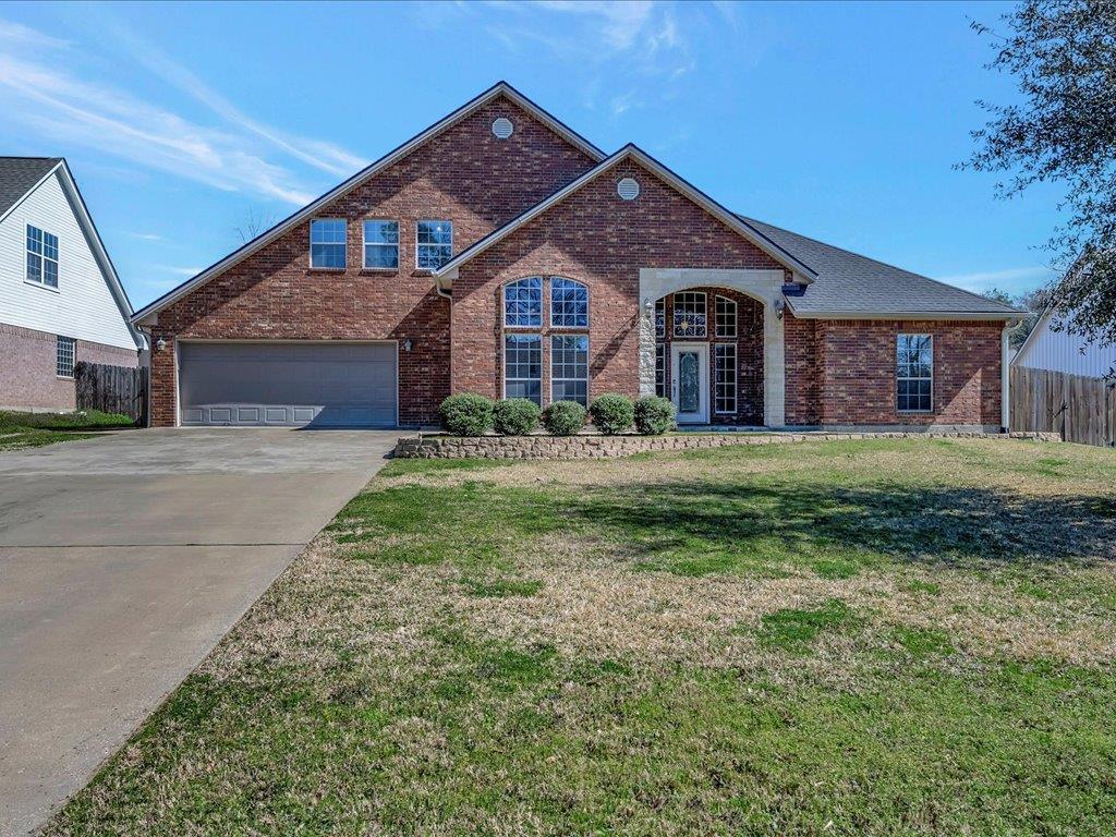 view of front of house with a front lawn and a garage