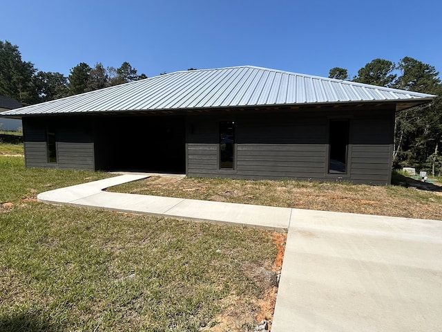 view of front facade featuring a front yard