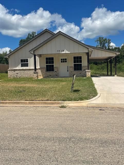 view of front of house featuring a front yard and a carport