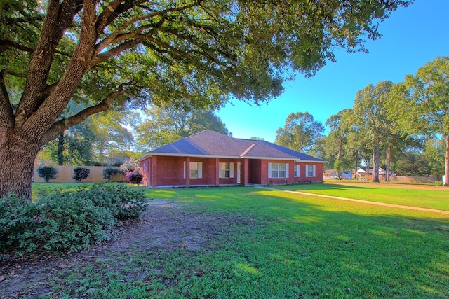 ranch-style house featuring a front yard