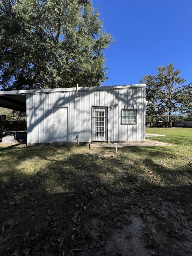 view of outdoor structure featuring a yard