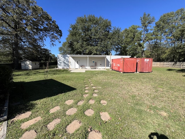 view of yard featuring a shed