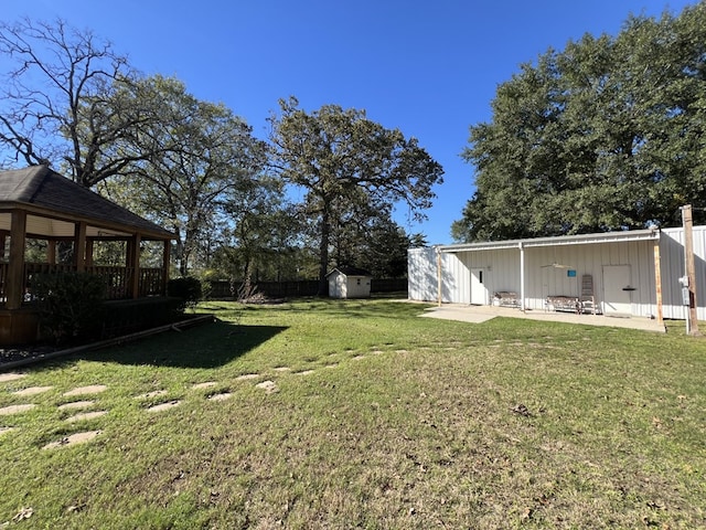 view of yard with a shed