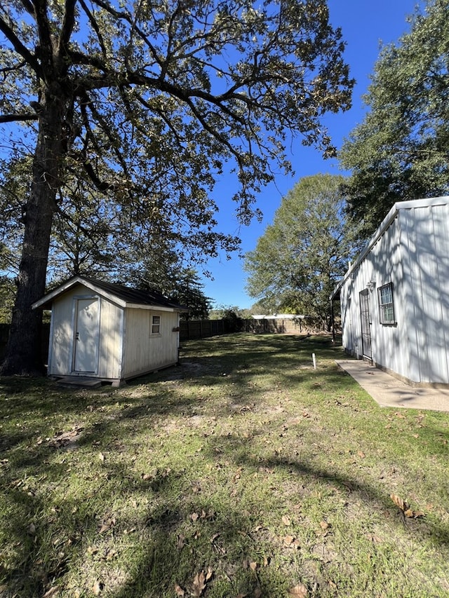 view of yard featuring a storage shed