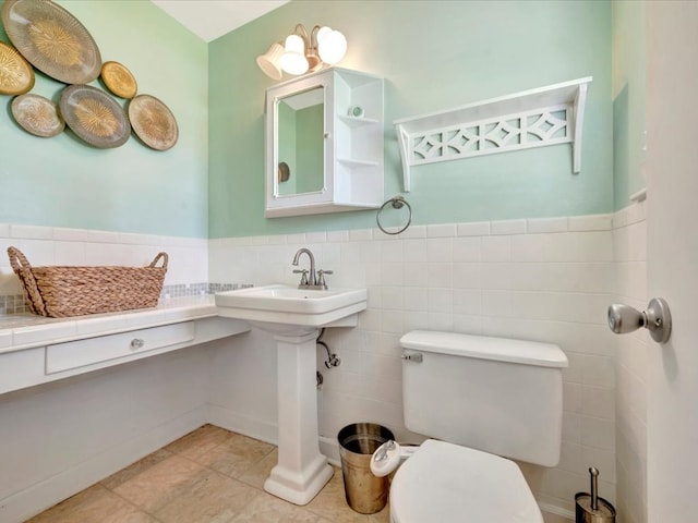 1318 Sue Dr, Lufkin, TX 75901 - bathroom with a wainscoted wall and tile walls