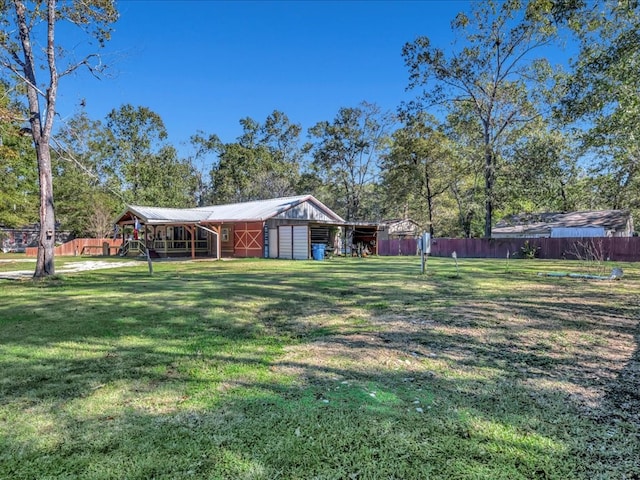 view of yard with an outdoor structure