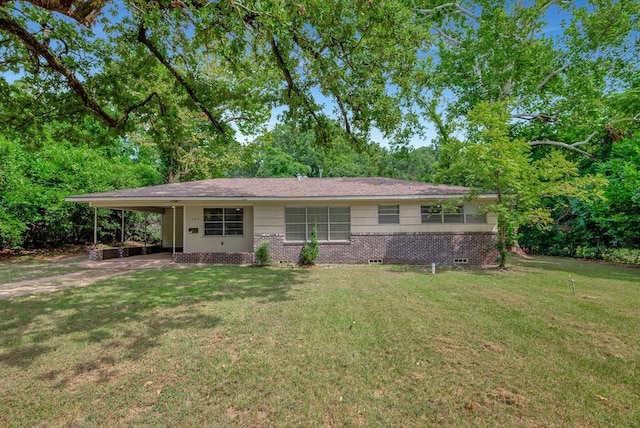 view of front of home featuring a carport and a front yard