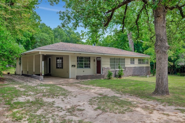 view of front of property with a carport and a front yard