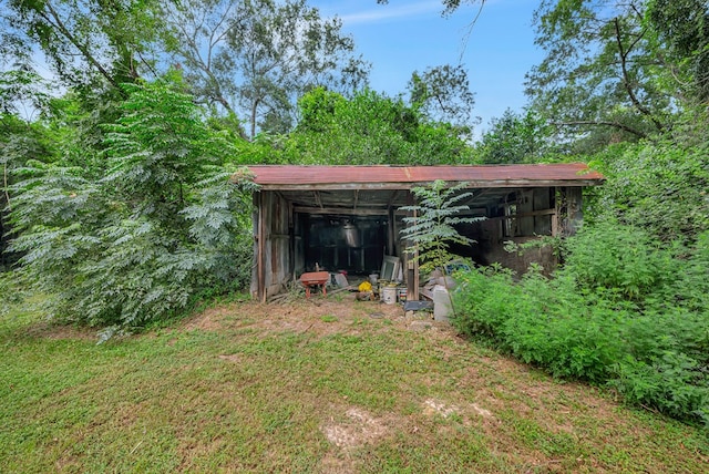 view of yard featuring an outbuilding