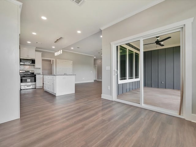 128 Stoney Rdg, Lufkin, TX 75904 - unfurnished living room with crown molding, dark wood-style flooring, ceiling fan, and recessed lighting