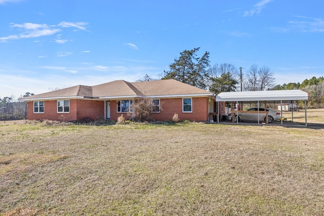 view of front of home with a carport and a front lawn