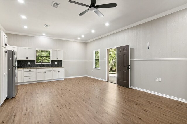 131 Oak Ln, Hemphill, TX 75948 - kitchen featuring visible vents, light wood finished floors, freestanding refrigerator, a sink, and open floor plan