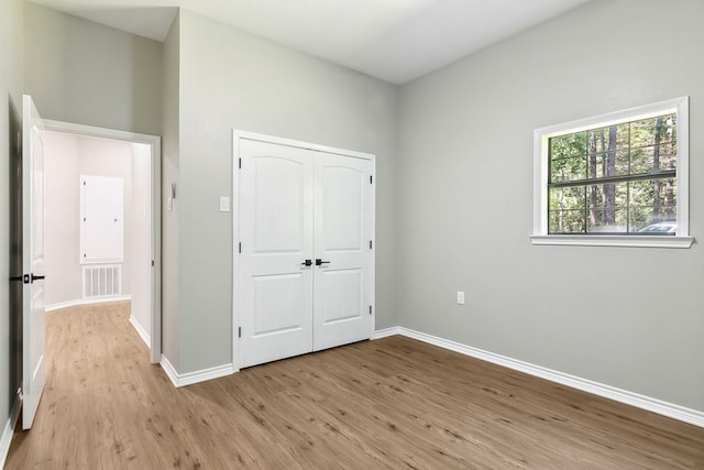 131 Oak Ln, Hemphill, TX 75948 - unfurnished bedroom featuring a closet, visible vents, light wood-style flooring, and baseboards