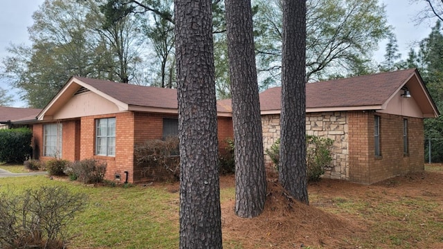 view of front of home featuring a front yard