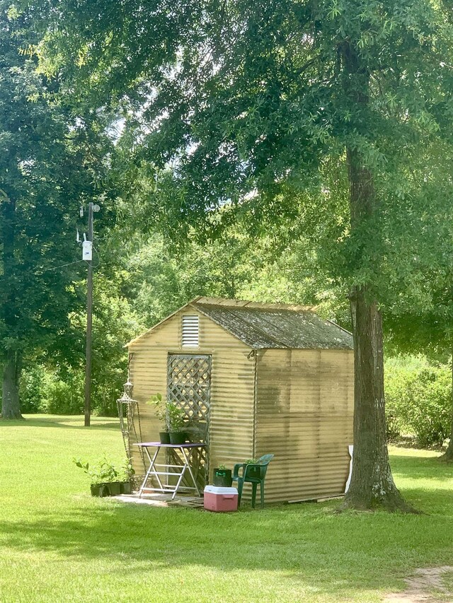 view of outdoor structure with a yard