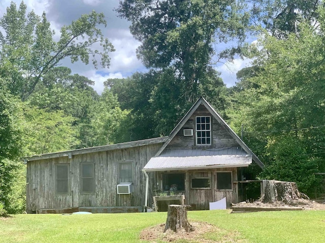 view of front of property with a front lawn