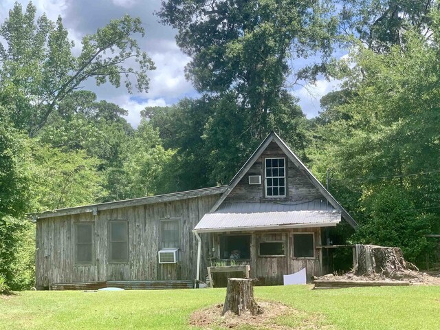 view of front of property with a front lawn