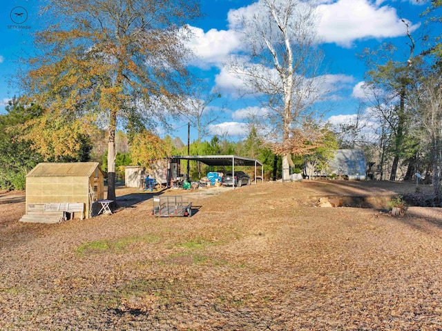 view of yard with an outbuilding