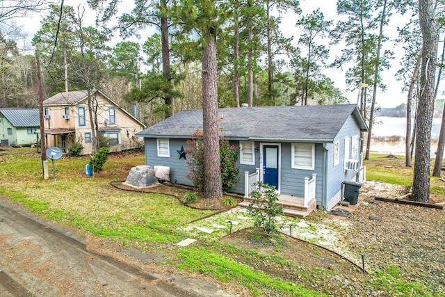 view of front of home featuring a front yard