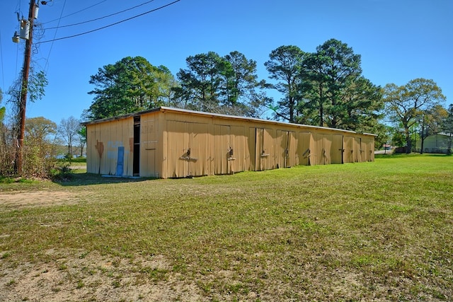view of yard featuring an outdoor structure and a pole building