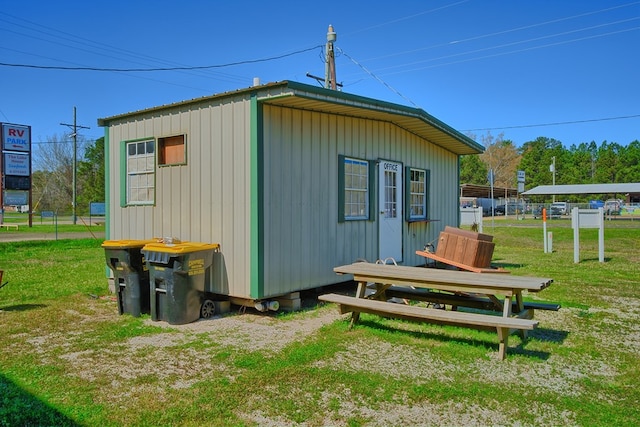 view of outdoor structure with an outdoor structure and fence