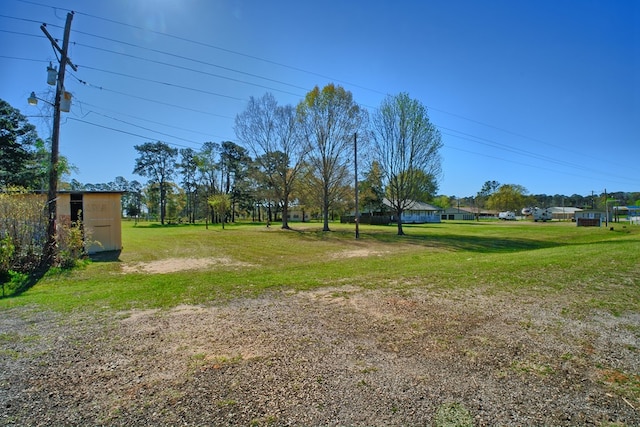 view of yard with an outbuilding and a storage unit