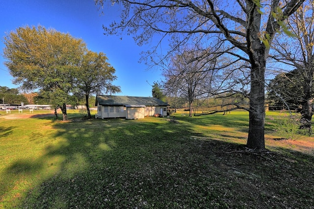 view of yard with an outbuilding