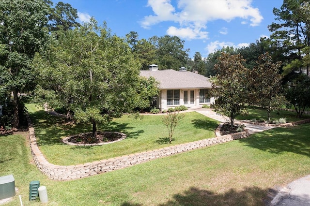 view of front of house featuring a front lawn