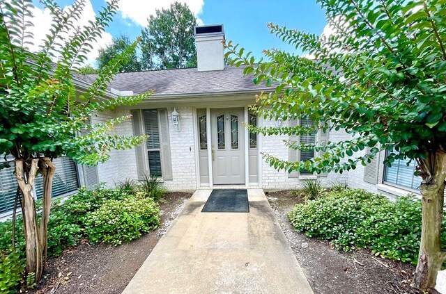 view of front of house featuring a front yard