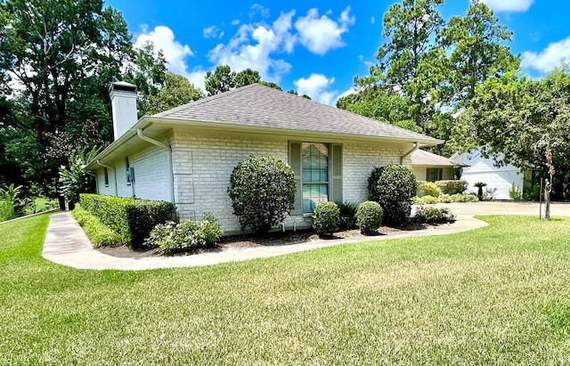 view of front of property featuring a front yard