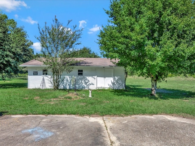 view of side of property featuring a lawn