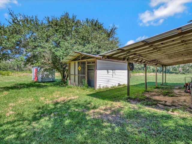 view of yard featuring a storage shed