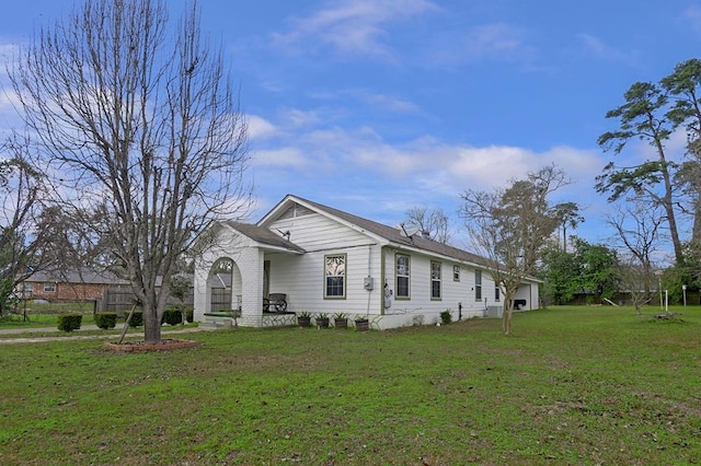 view of front of house with a front lawn