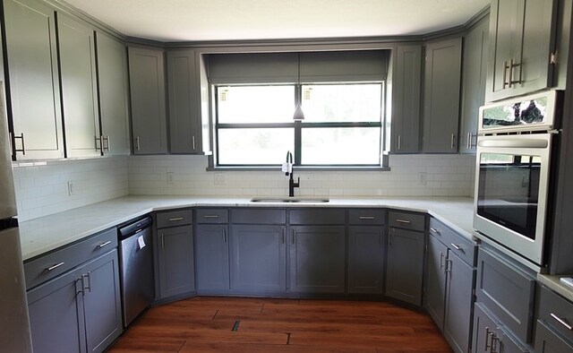1009 Mockingbird Ln, Nacogdoches, TX 75964 - kitchen with stainless steel appliances, backsplash, dark wood-style floors, and gray cabinets